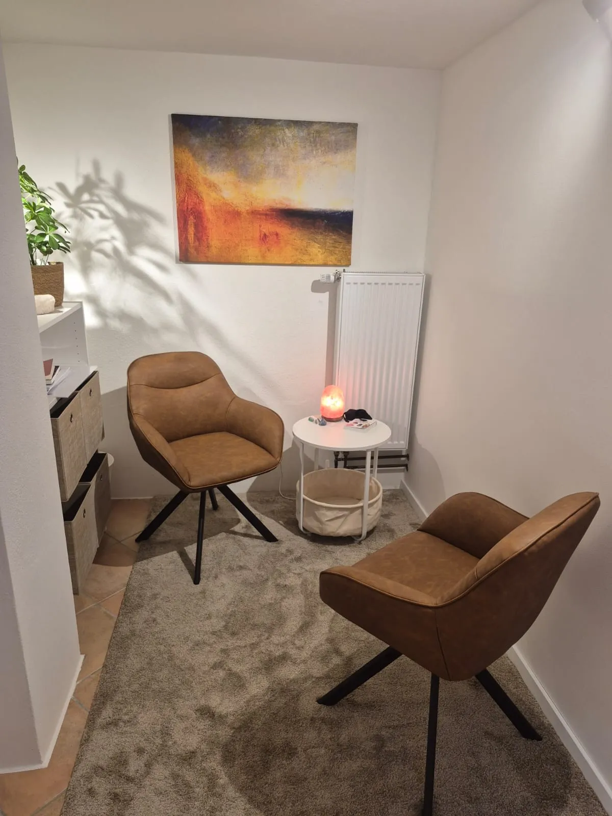 Der helle Gesprächsraum mit zwei Ledersesseln und Salzlampe